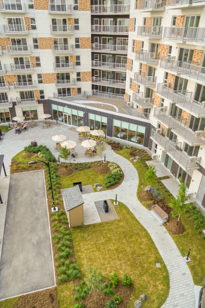 Le complexe Cibèle possède une imposante terrasse sur le toit du 2e étage où seront entre autres aménagés des jardins et des espaces de loisirs. Photo François Larivière | Le Courrier ©