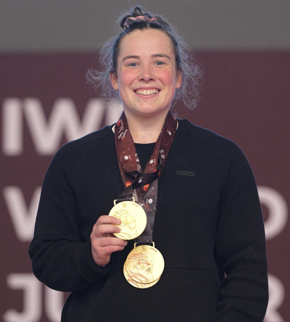 Charlotte Simoneau pose fièrement avec ses trois médailles d’or remportées au Championnat du monde junior d’haltérophilie. Photo IWF