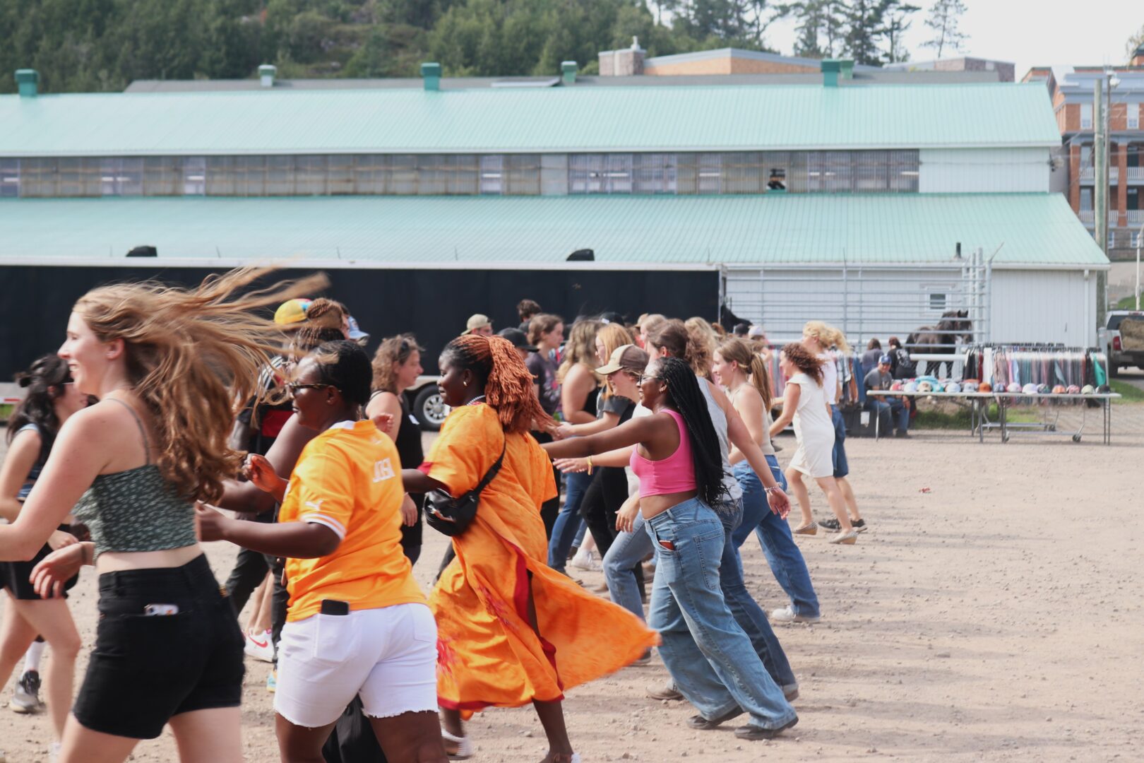 Des étudiants de l’ITAQ effectuant quelques pas de danse folklorique québécoise. Photo gracieuseté