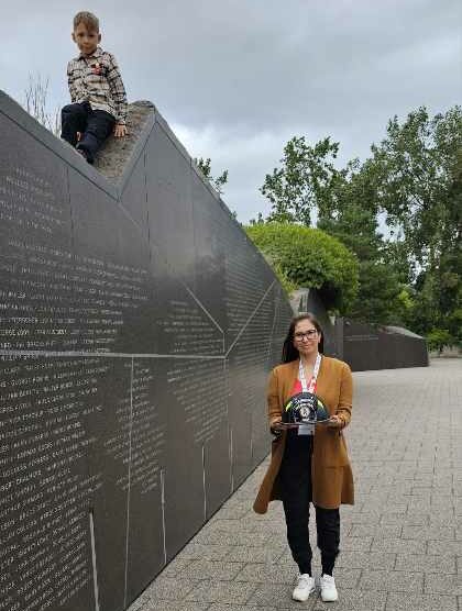 La conjointe de François Brunelle, Christine Moar, et son fils Ely ont pris part à la cérémonie commémorative au Monument aux pompiers canadiens. Photo gracieuseté