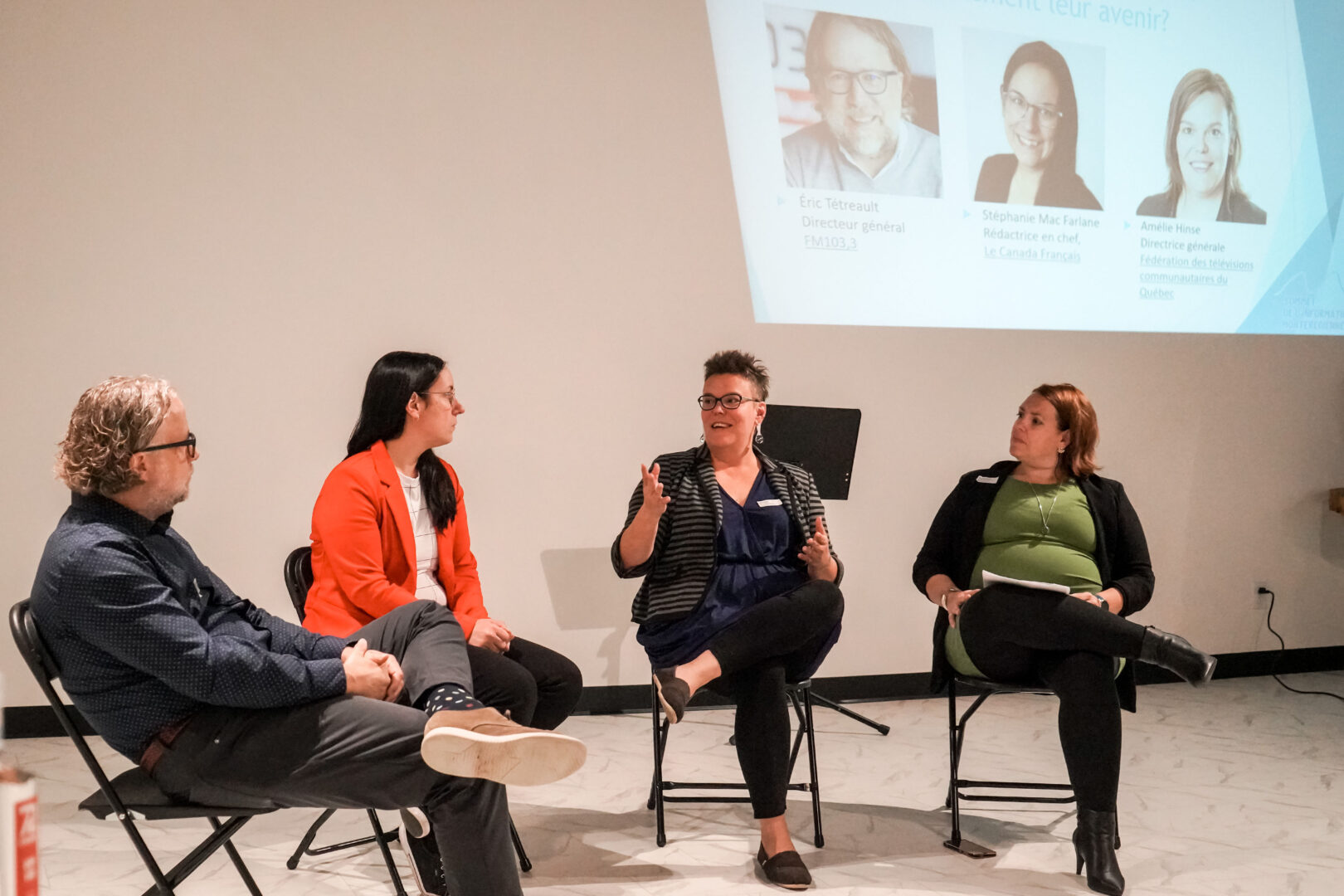 De gauche à droite, le directeur général du FM 103,3, Éric Tétreault, la rédactrice en chef du Canada Français, Stéphanie Mac Farlane, la directrice générale de la Fédération des télévisions communautaires du Québec, Amélie Hinse, et la présidente des Sommets de l’information montérégienne, Marie-Ève Martel. Photo François Larivière | Le Courrier © 