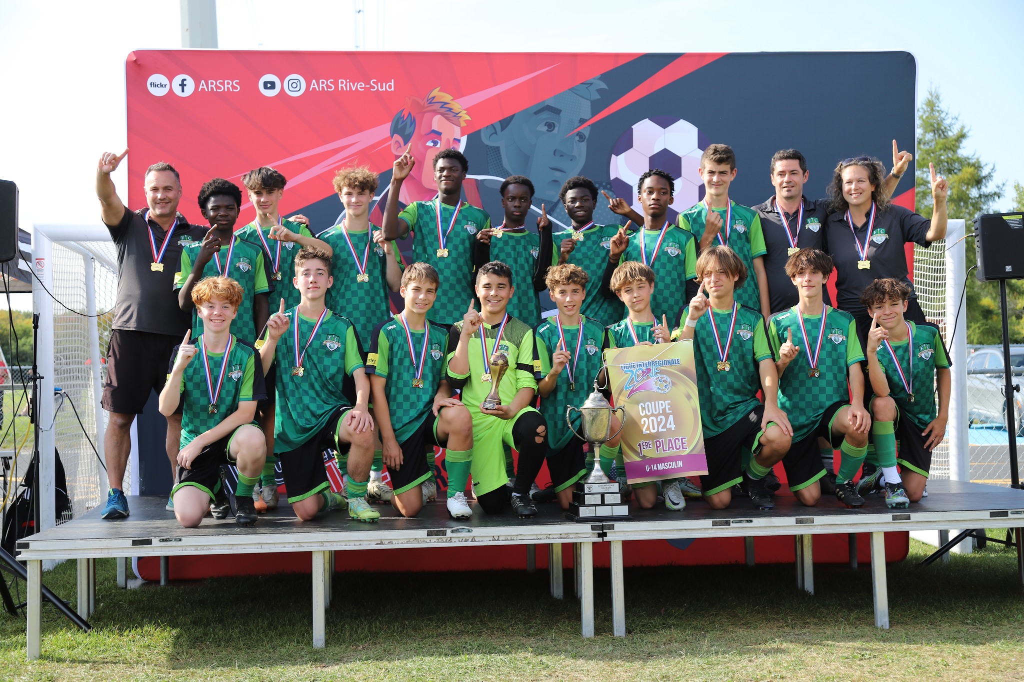Le FC Saint-Hyacinthe U14 masculin LDIR après sa victoire en finale des séries éliminatoires. Photo gracieuseté