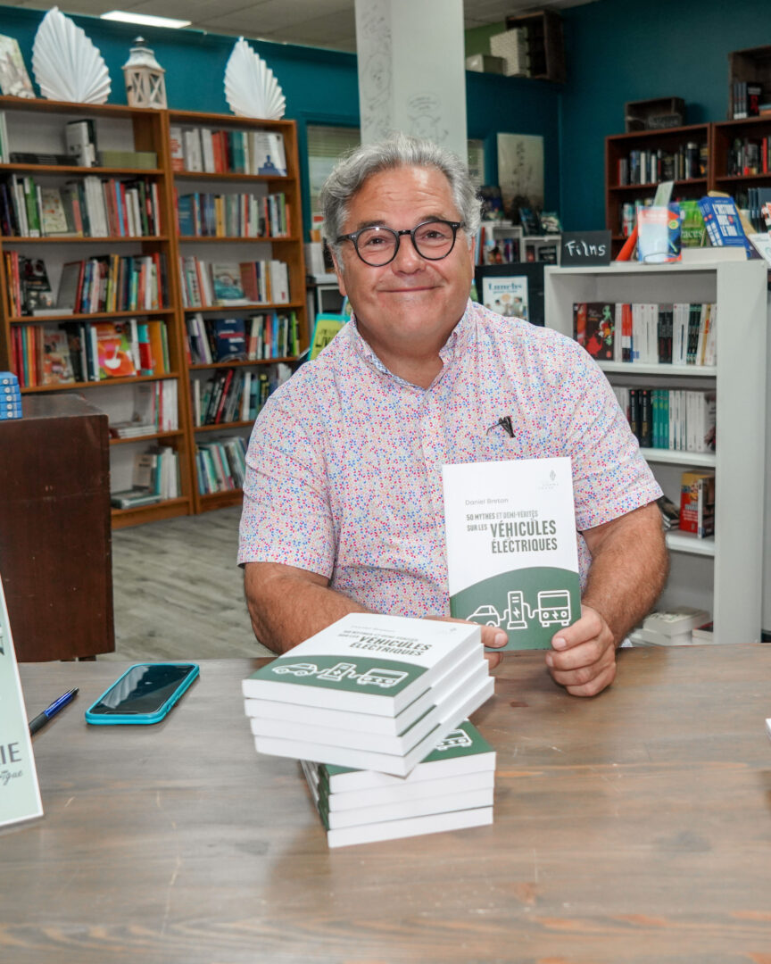 Daniel Breton a lancé son plus récent ouvrage sur les véhicules électriques à la Librairie L’Intrigue de Saint-Hyacinthe, le 3 octobre. Photo François Larivière | Le Courrier ©