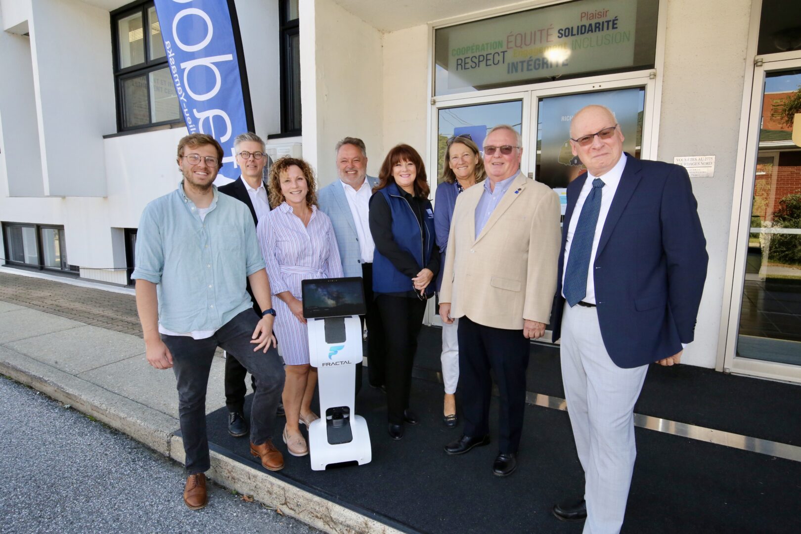 Les organisateurs et partenaires de Salon 50+ en compagnie du robot Tobby qui sera présent pour l’événement, les 16 et 17 novembre, au Pavillon Sollio Agriculture d’Espace Saint-Hyacinthe. Photo Robert Gosselin | Le Courrier ©