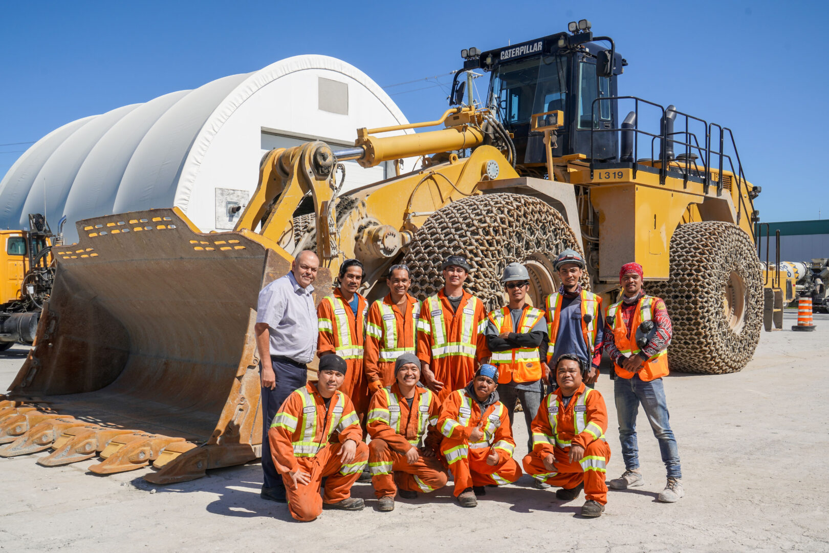 Des Philippins qui travaillent aux Carrières de Saint-Dominique en compagnie du directeur général, Claude Dupuis. Photo François Larivière | Le Courrier ©