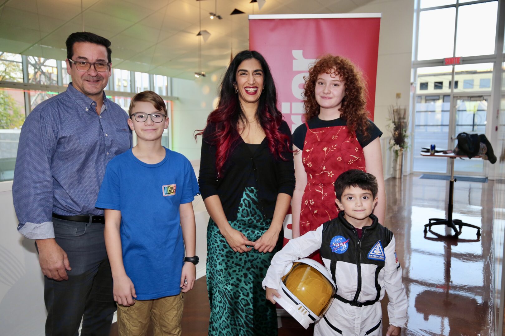 Les gagnants du concours du COURRIER étaient tout sourire avant la conférence. Sur la photo, on peut voir Farah Alibay entourée de Maurice Robert, Lily Dallaire-Ludwig, Charlie Servant et le directeur adjoint aux ventes du Courrier de Saint-Hyacinthe, Simon Cusson. Photo Robert Gosselin | Le Courrier ©