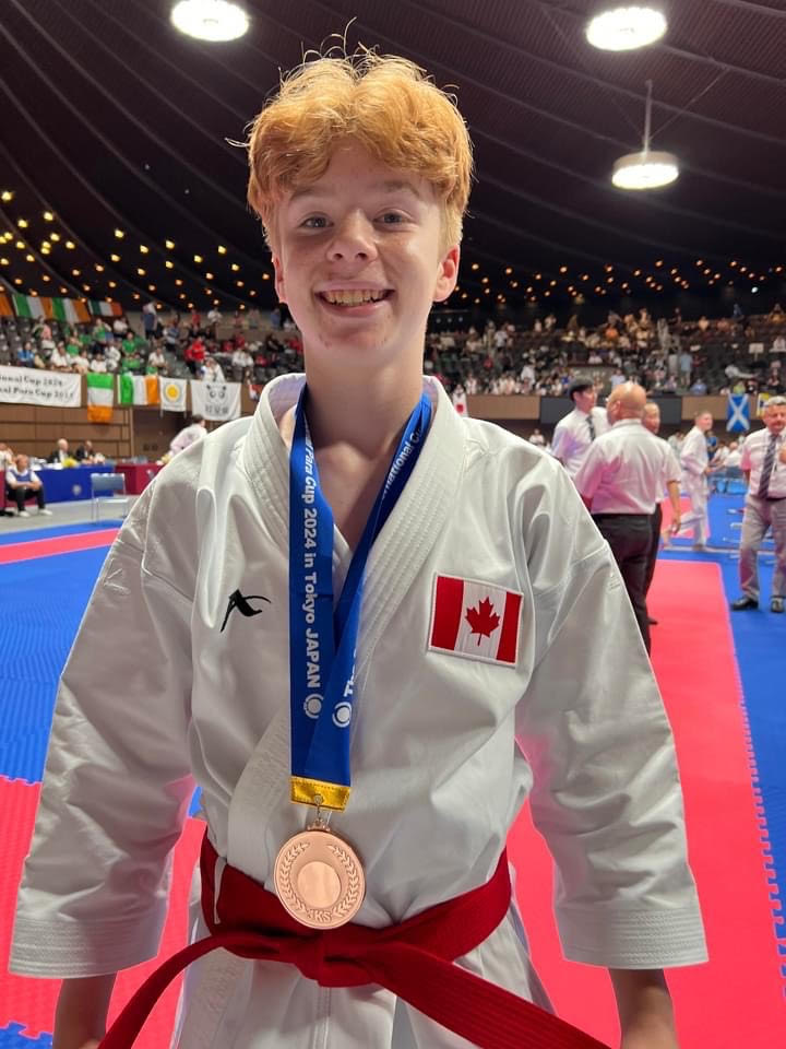 Le karatéka Félix-Antoine Marquis pose fièrement avec sa médaille de bronze remportée en kata au Japon. Photo gracieuseté