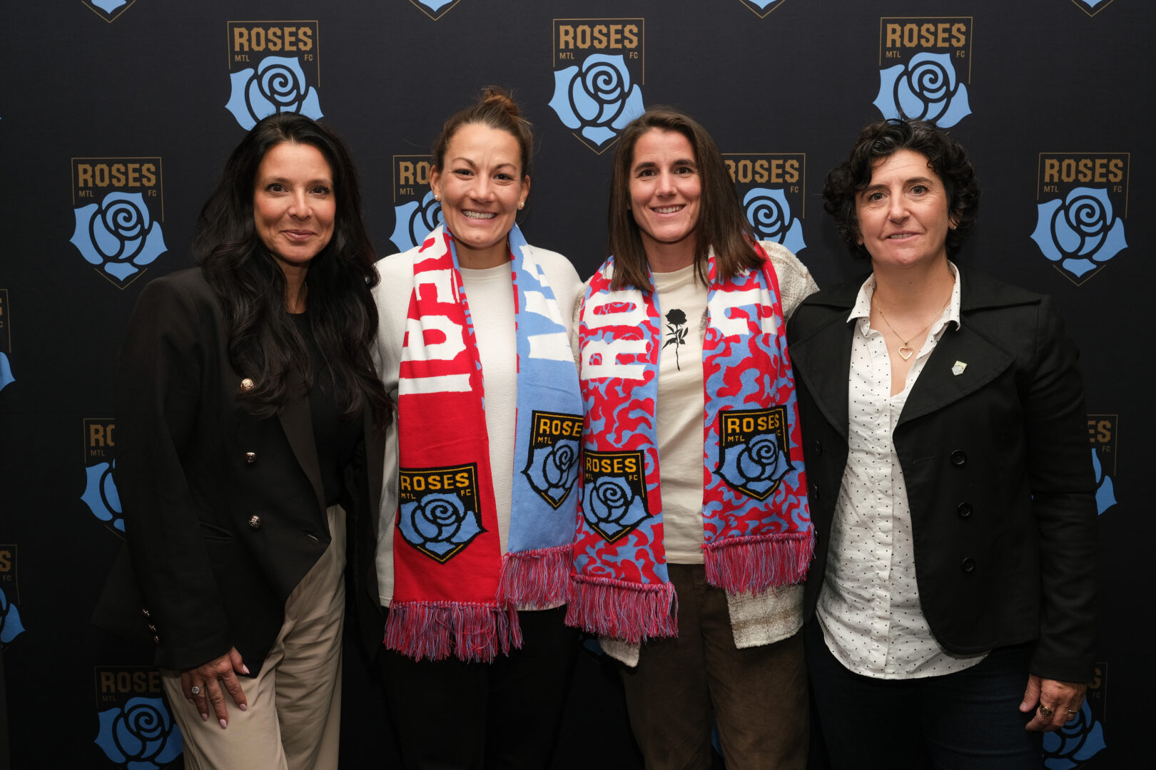 La Maskoutaine Gabrielle Lambert (au centre gauche) et la Française Charlotte Bilbeault sont les premières joueuses à s’entendre avec les Roses de Montréal. Elles sont entourées d’Annie Larouche (présidente) et de Marinette Pichon (directrice sportive). Photo Roses de Montréal