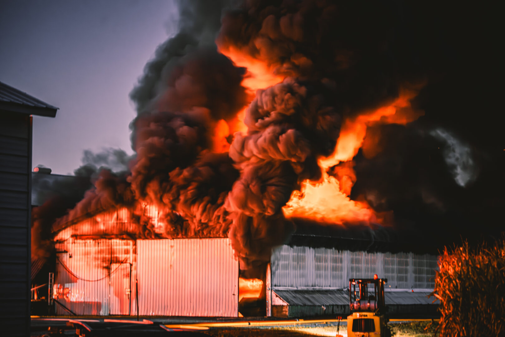 Un important incendie a fait rage à la Ferme SM Phaneuf à Saint-Liboire, le 29 septembre en soirée. Photo Priorité 1 photographie ©