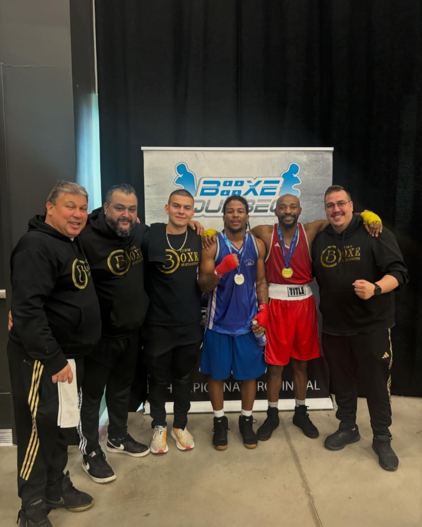 John Mahoro (en rouge) et Joan Féliz (en bleu), du Club de boxe de Saint-Hyacinthe, se sont qualifiés pour le championnat canadien de boxe amateur grâce à leur performance aux Gants dorés. Photo gracieuseté