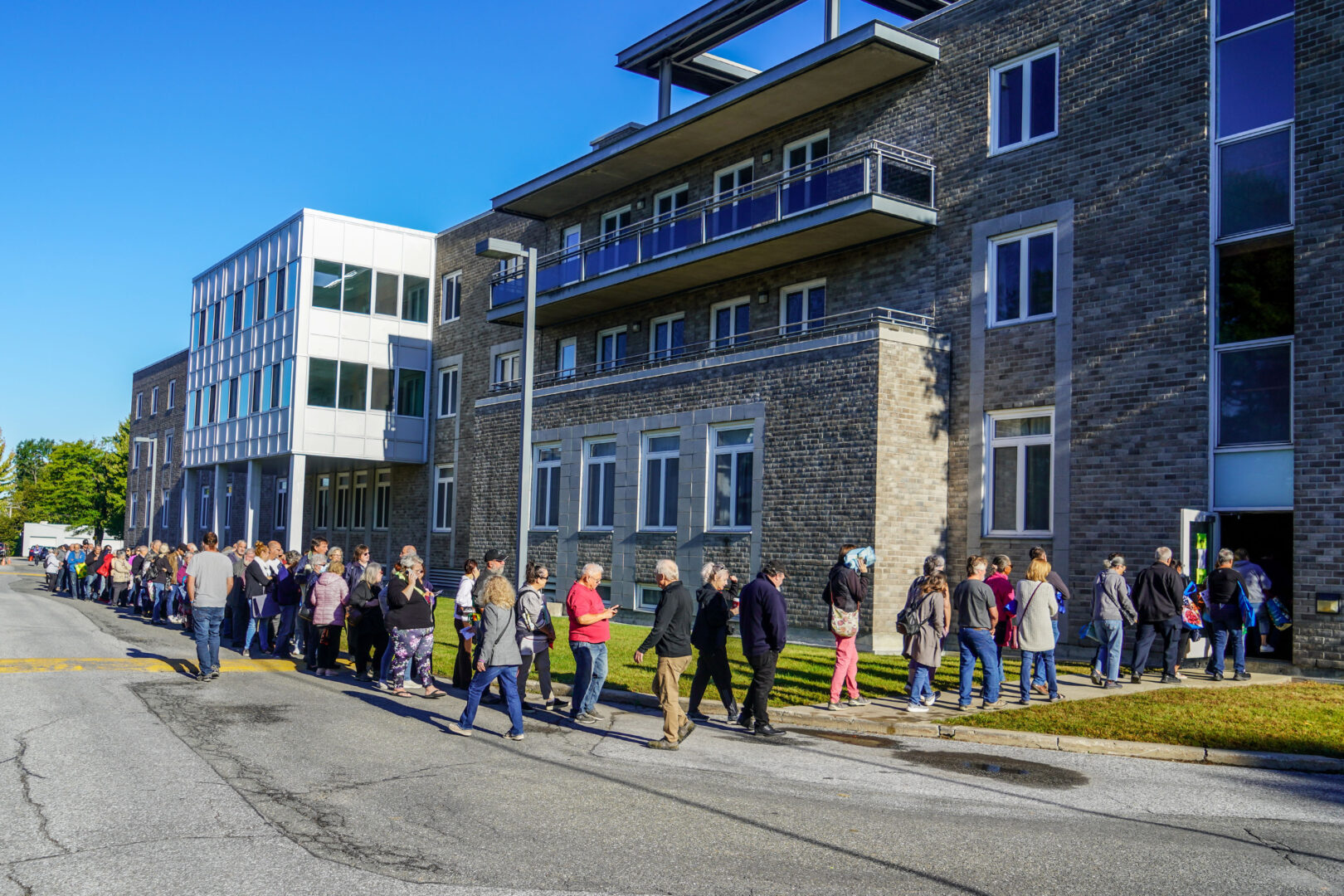 Ce sont plus de 1000 visiteurs qui ont participé au bazar des Sœurs de la Présentation de Marie, les 28 et 29 septembre, mettant fin à l’aventure de la congrégation sur la rue Girouard Ouest. Photo François Larivière | Le Courrier ©