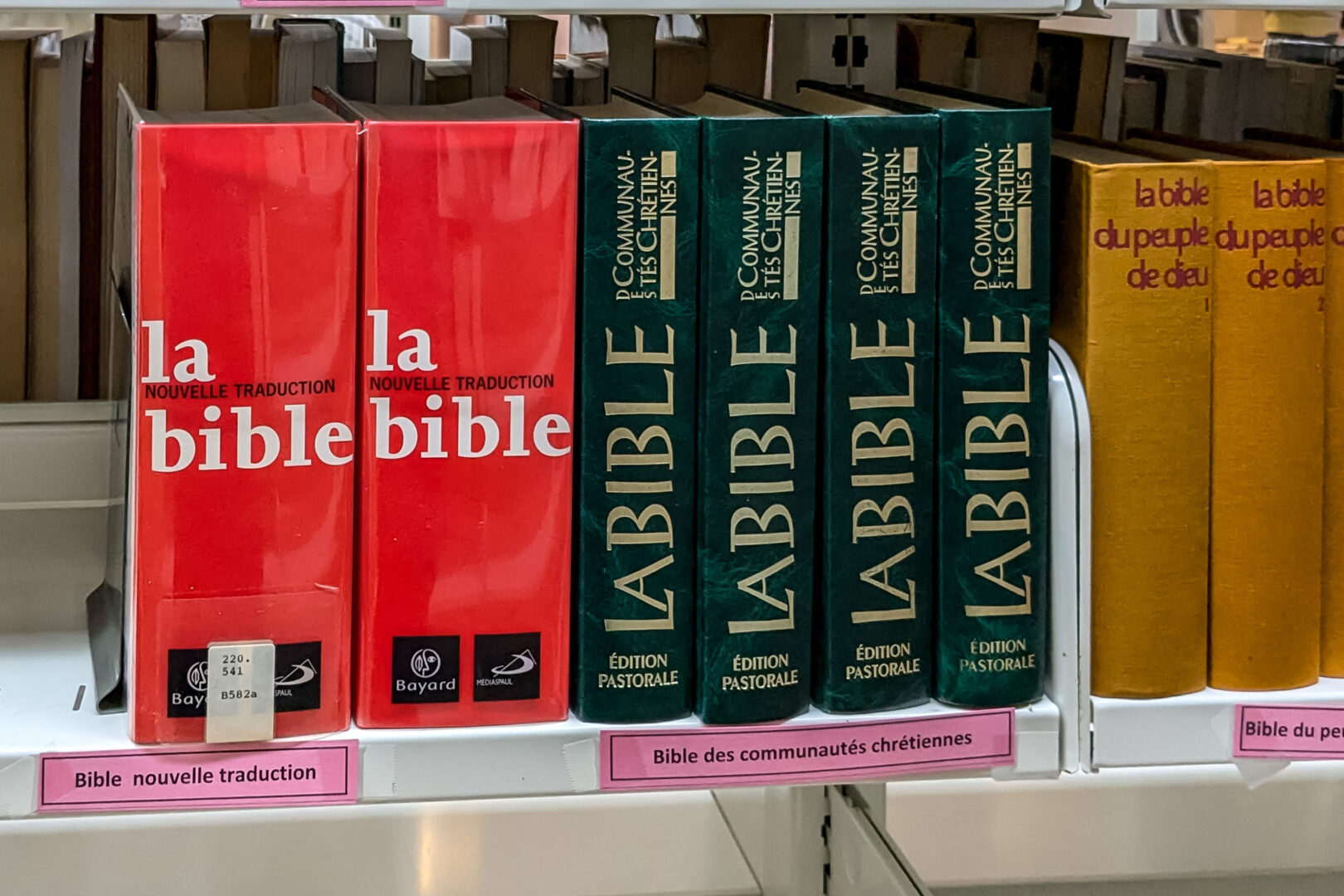 Sans surprise, bien des bibles étaient à vendre. Photo François Larivière | Le Courrier ©