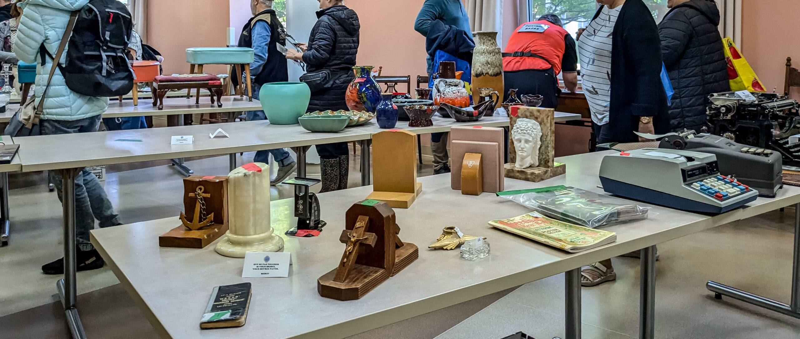 Il y en avait pour tous les goûts au bazar des Sœurs de la Présentation de Marie. Photo François Larivière | Le Courrier ©