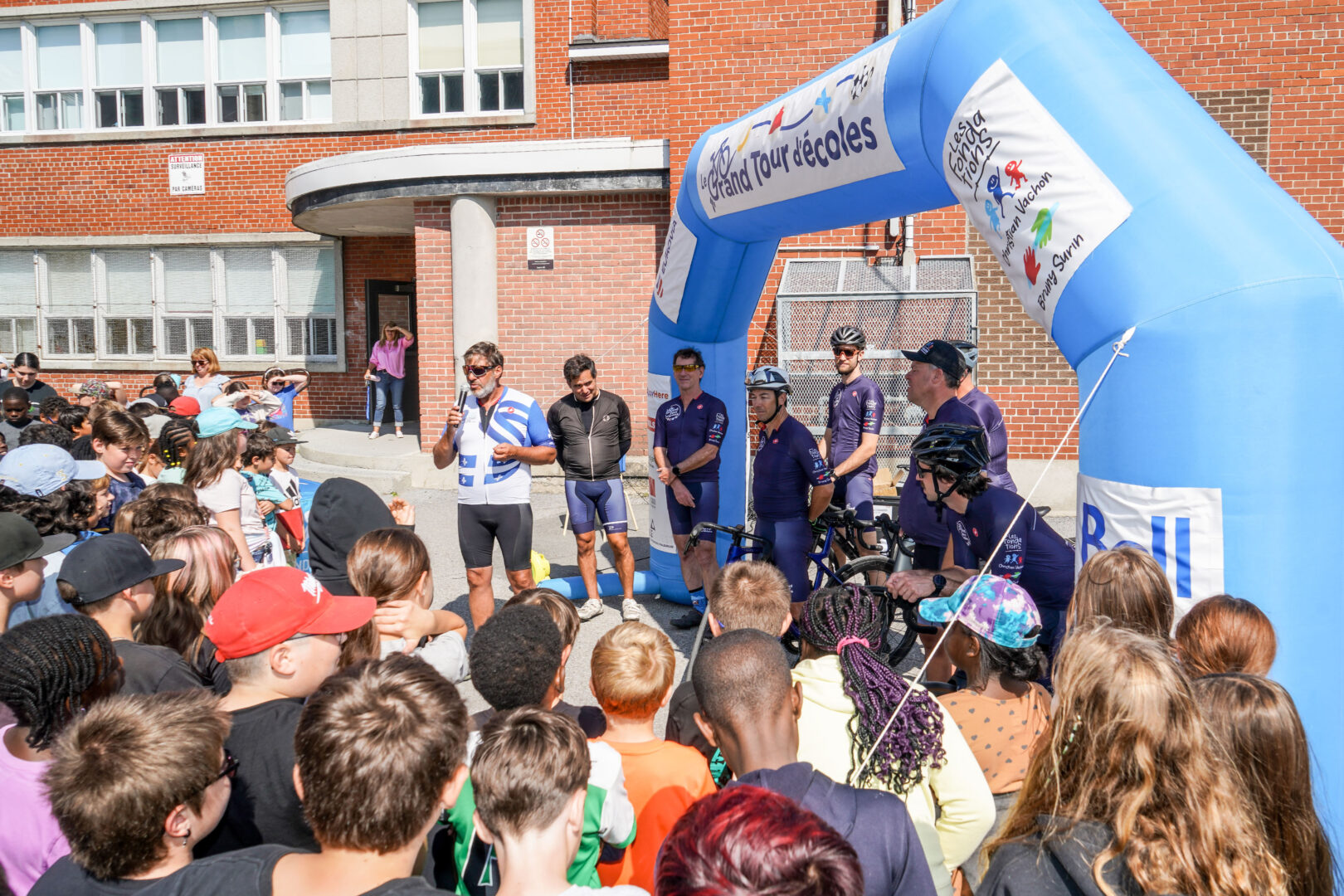 Les cyclistes qui ont participé au Grand Tour d’écoles entre Longueuil à Saint-Hyacinthe sont allés à la rencontre des élèves de l’école des Passereaux (photo) et Lafontaine. Photo François Larivière | Le Courrier ©