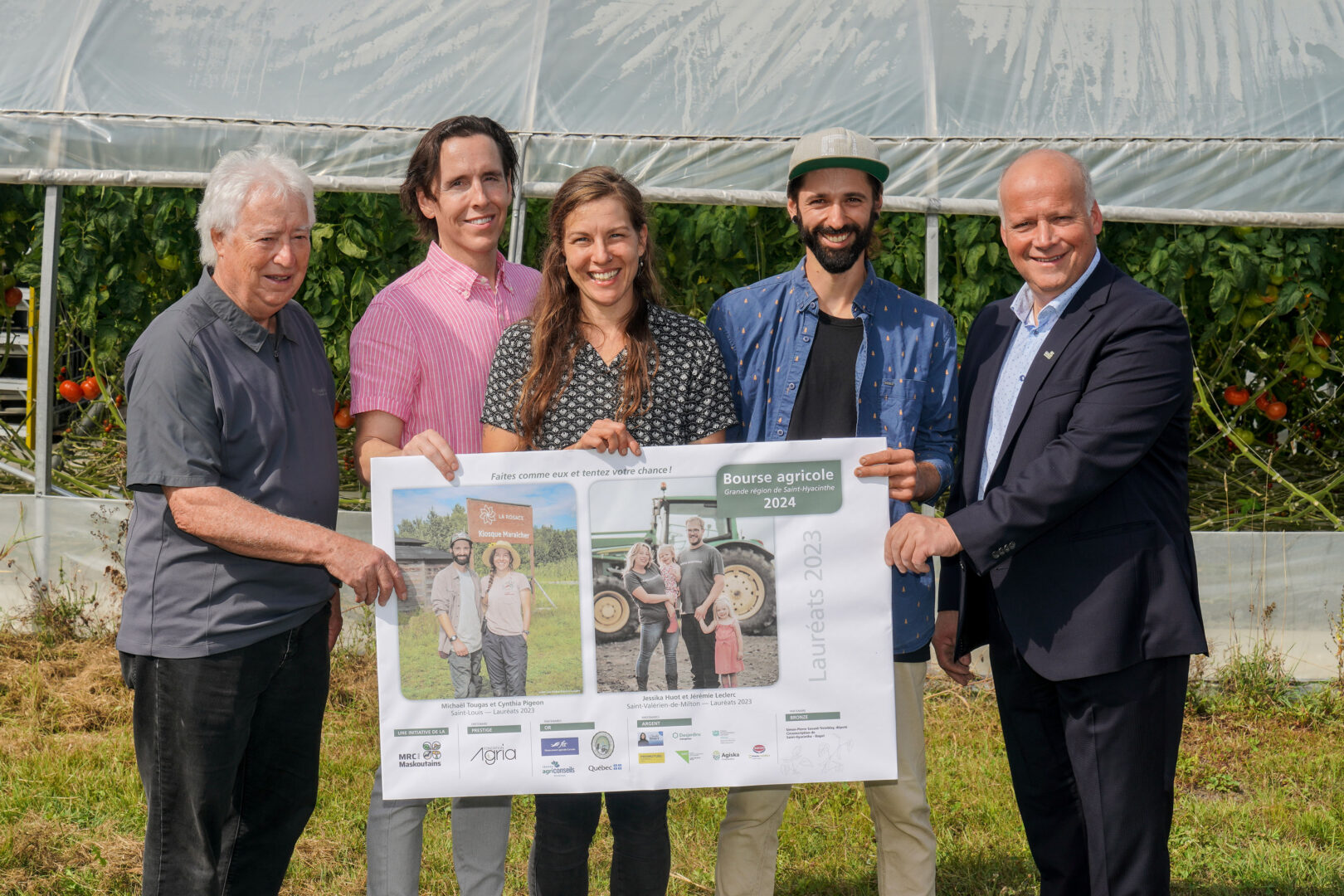 Le représentant de la Fondation Agria, Charles Bachand, le commissaire au développement agricole et agroalimentaire de la MRC des Maskoutains, Steve Carrière, les propriétaires de la Ferme La Rosace à Saint-Louis, Michaël Tougas et Cynthia Pigeon, lauréats en 2023, et le préfet de la MRC des Maskoutains, Simon Giard. Photo François Larivière | Le Courrier ©