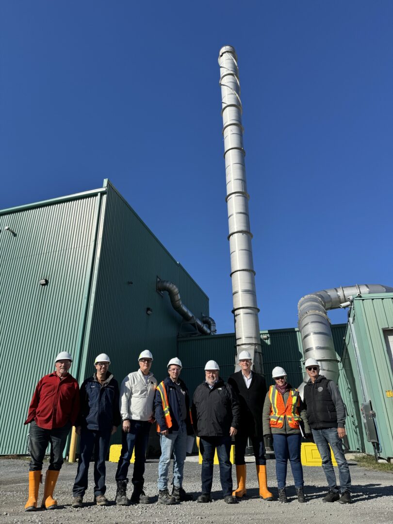 Le maire de Saint-Hyacinthe, André Beauregard, et son équipe ont visité l’usine Sanimax afin de constater les améliorations apportées afin de diminuer les émanations d’odeurs. Photo gracieuseté