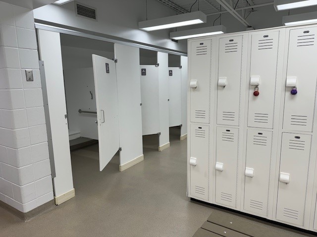 Les vestiaires familiaux du Centre aquatique Desjardins seront réaménagés afin de rendre les cabines et les toilettes plus sécuritaires quant à l’intimité. Photo gracieuseté