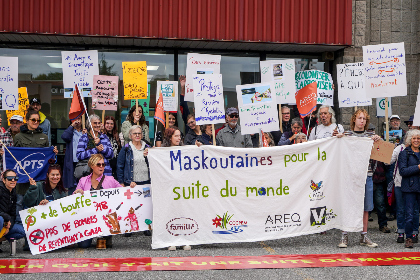 Une cinquantaine de manifestants s’étaient réunis devant les bureaux de la députée de Saint-Hyacinthe, Chantal Soucy. Photo François Larivière | Le Courrier ©