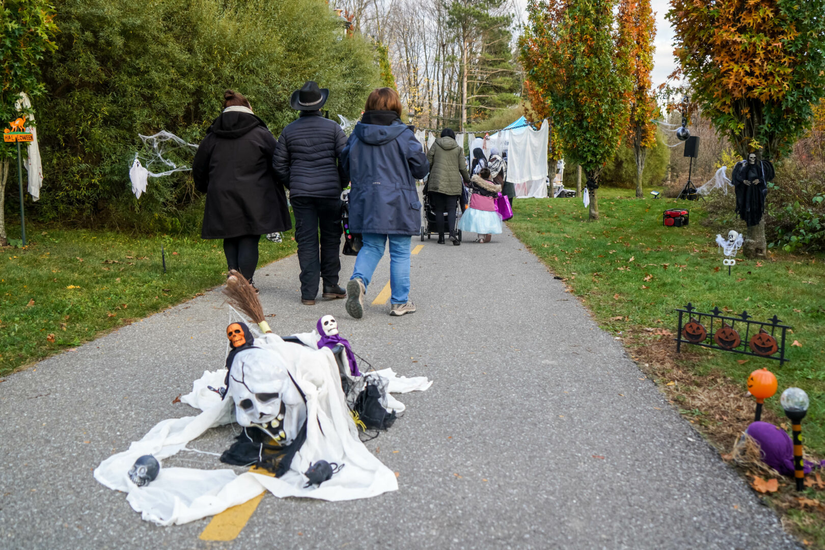 En plus de la traditionnelle collecte de bonbons dans les rues de Saint-Hyacinthe le 31 octobre, plusieurs quartiers organisent des festivités effrayantes et sucrées! Sur la photo, le sentier de la députée Chantal Soucy dans le quartier Douville. Photo François Larivière | Le Courrier ©