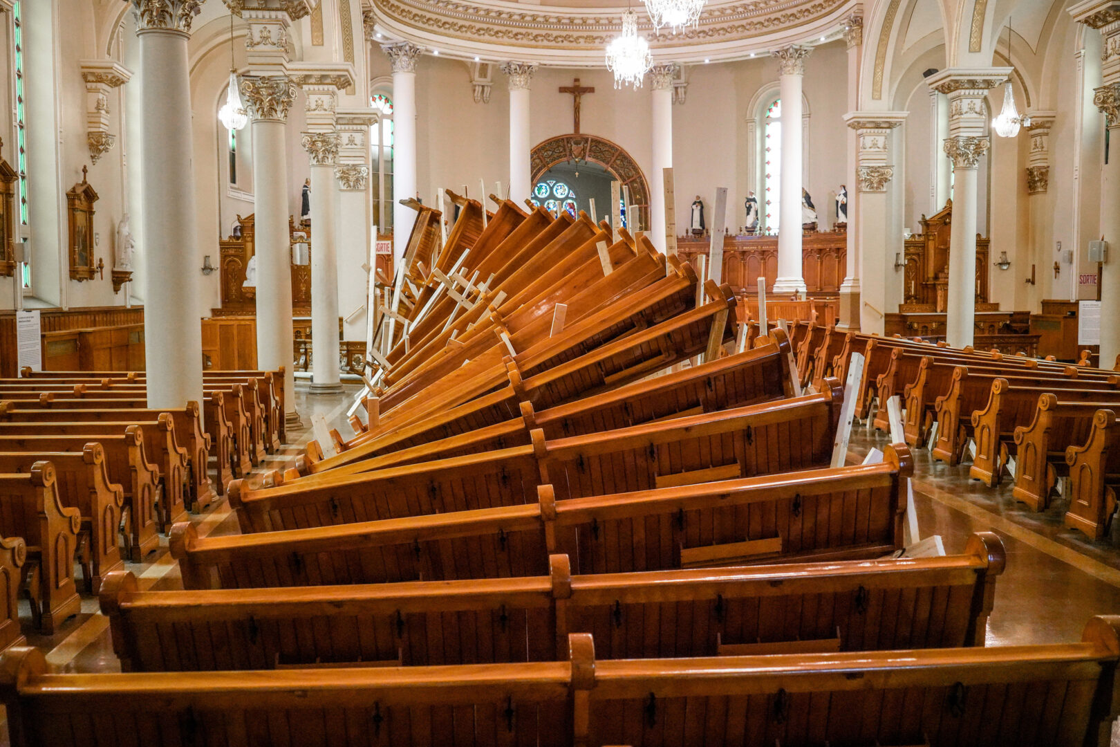 L’exposition Architectures éphémères - Les bancs se déploie à la fois à l’église Notre-Dame-du-Rosaire (sur la photo) et à Expression. Photo François Larivière | Le Courrier ©