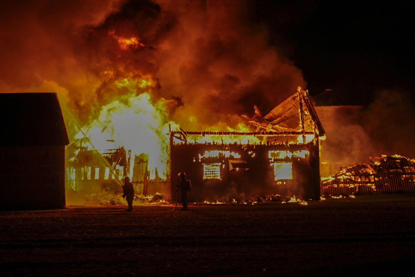 Un incendie a fait rage dans une ferme du rang de la Pointe-du-Jour à Saint-Hyacinthe. Photo Adam Bolestridge | Le Courrier ©