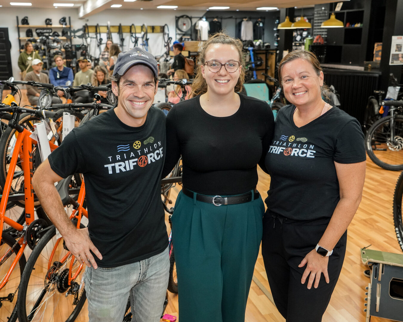 Les cofondateurs du club Triathlon Triforce, Christian Fontaine (entraîneur-chef et vice-président), Mariane Bordeleau (entraîneuse de natation) et Marketa Kopal (présidente). Photo François Larivière | Le Courrier ©