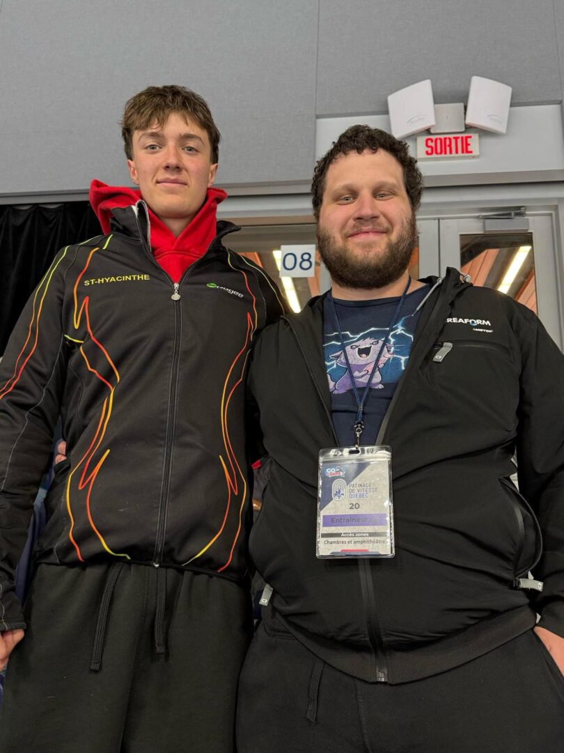 Maxym Pigeon (à gauche) a récolté deux médailles dans le groupe 2 lors du championnat canadien junior de patinage de vitesse courte piste. Photo gracieuseté