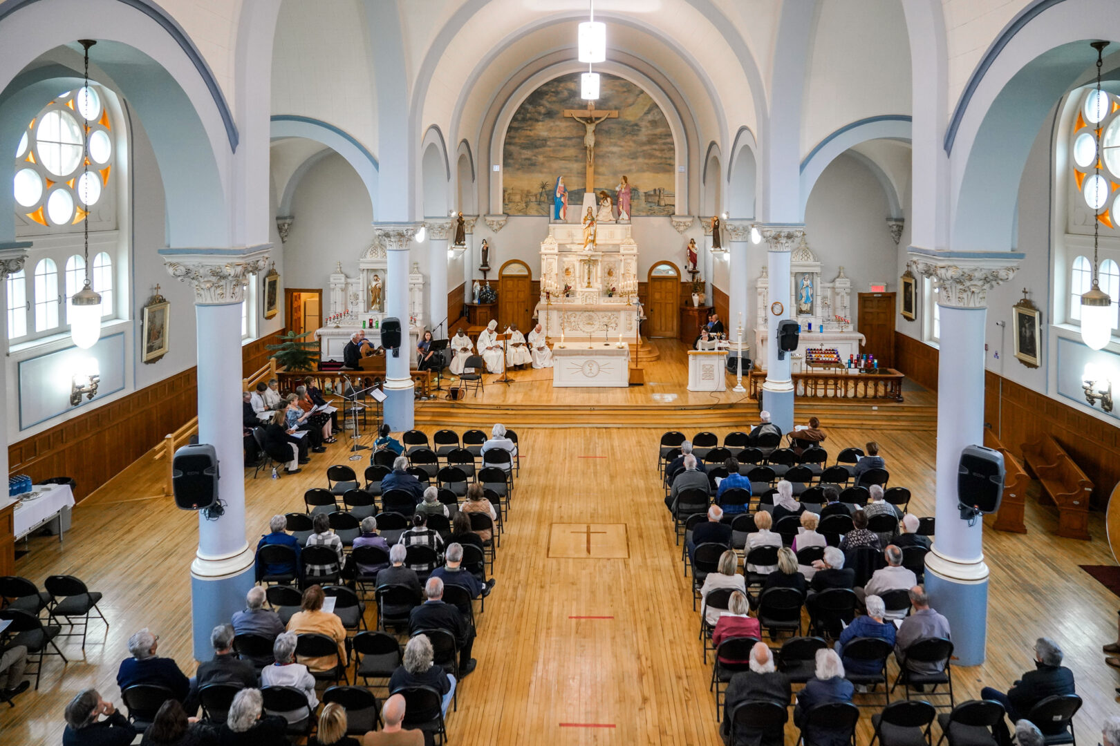 Une centaine de paroissiens étaient présents le 6 octobre pour savourer les derniers moments en ce lieu dans sa forme actuelle. Il deviendra un centre communautaire et perdra donc sa vocation sacrée. Photo François Larivière | Le Courrier ©