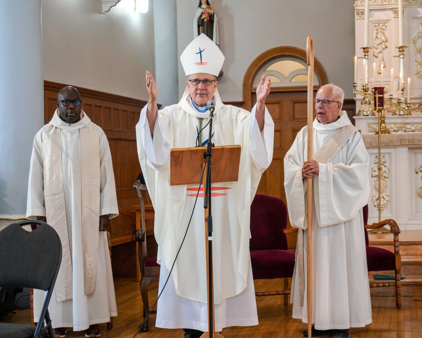 L’évêque Mgr Christian Rodembourg a prononcé l’homélie pour cet événement rempli d’émotions. Photo François Larivière | Le Courrier ©