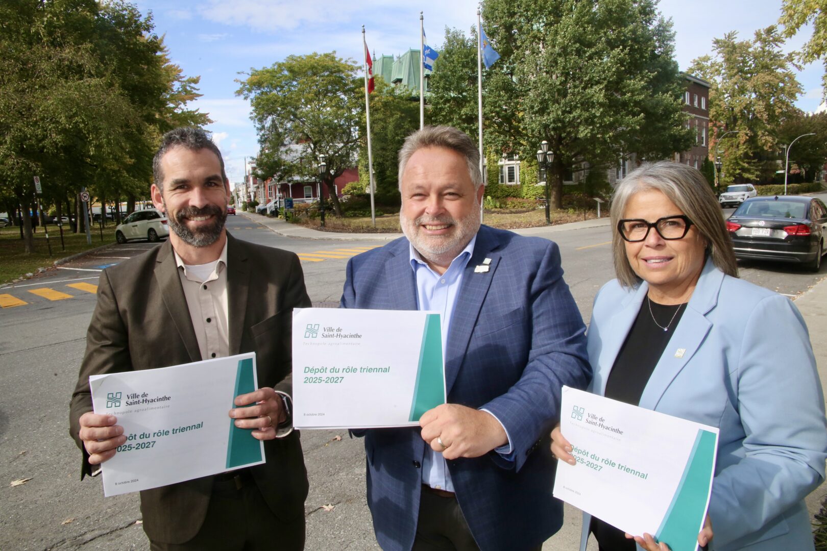 Le directeur du Service des finances, Stéphane Labrie, le maire de Saint-Hyacinthe, André Beauregard, et la directrice générale, Chantal Frigon, ont présenté le nouveau rôle d’évaluation de la Ville de Saint-Hyacinthe. Photo Robert Gosselin | Le Courrier ©