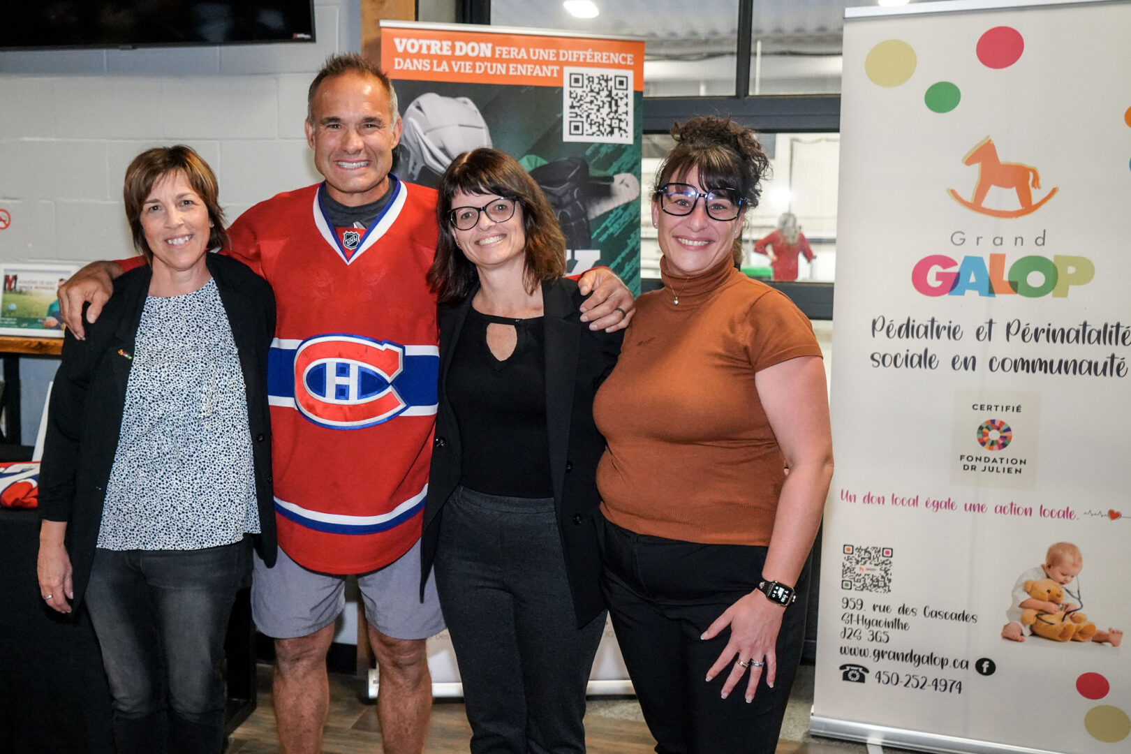 L’ancien joueur des Canadiens de Montréal et ambassadeur du Dek du Grand Galop, Gilbert Delorme, entouré de Nathalie Caya, coordonnatrice de projets, Dre Caroline Pedneault, médecin-pédiatre, et Céline Alivon, nouvelle directrice générale du Centre de pédiatrie sociale Grand Galop. Photo François Larivière | Le Courrier ©