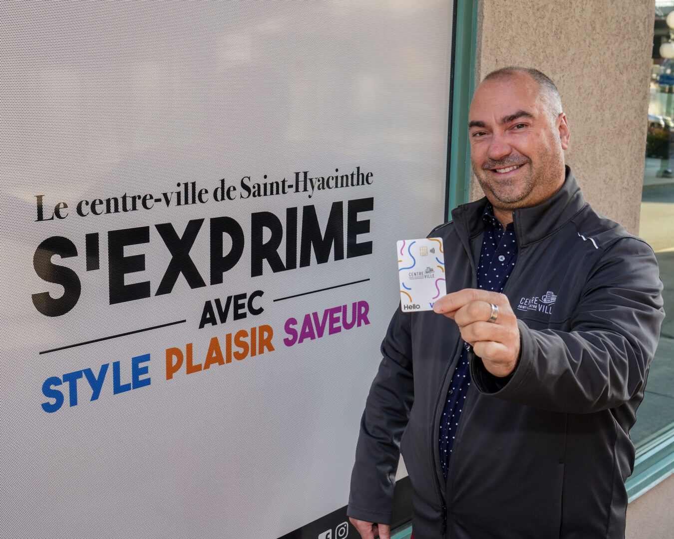 Le directeur général de la SDC centre-ville Saint-Hyacinthe, André Marcotte, est heureux de dévoiler les nouvelles cartes-cadeaux Hello qui peuvent être utilisées dans tous les commerces membres dès maintenant. Photo François Larivière | Le Courrier ©