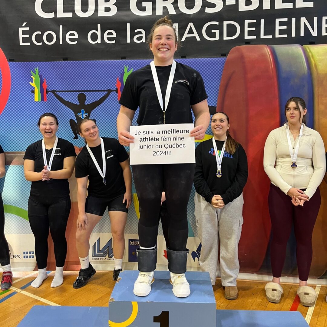 Charlotte Simoneau (photo) et Rose Beaudoin ont marqué le championnat junior d’haltérophilie du Québec avec leur médaille d’or dans leur catégorie respective. Photo gracieuseté