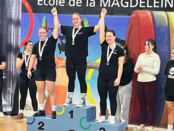 Charlotte Simoneau et Rose Beaudoin (au centre de la photo) ont marqué le championnat junior d’haltérophilie du Québec avec leur médaille d’or dans leur catégorie respective. Photo gracieuseté