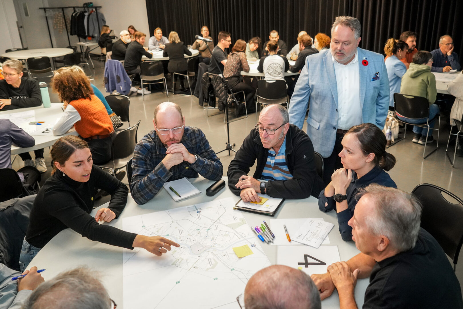 De nombreux citoyens étaient présents à la salle Bois-Joli du Centre aquatique Desjardins, le 30 octobre, pour la consultation publique sur la mobilité active et durable à Saint-Hyacinthe. Photo François Larivière | Le Courrier ©