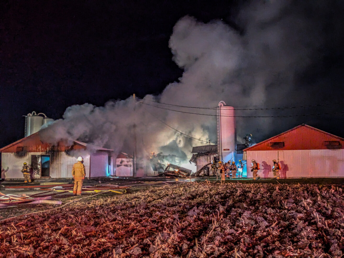 Une porcherie de la Ferme Sylvain Cloutier et Fils à Saint-Simon a été la proie des flammes, le 15 novembre en soirée. Des centaines de cochons ont perdu la vie. Photo Adam Bolestridge | Le Courrier ©