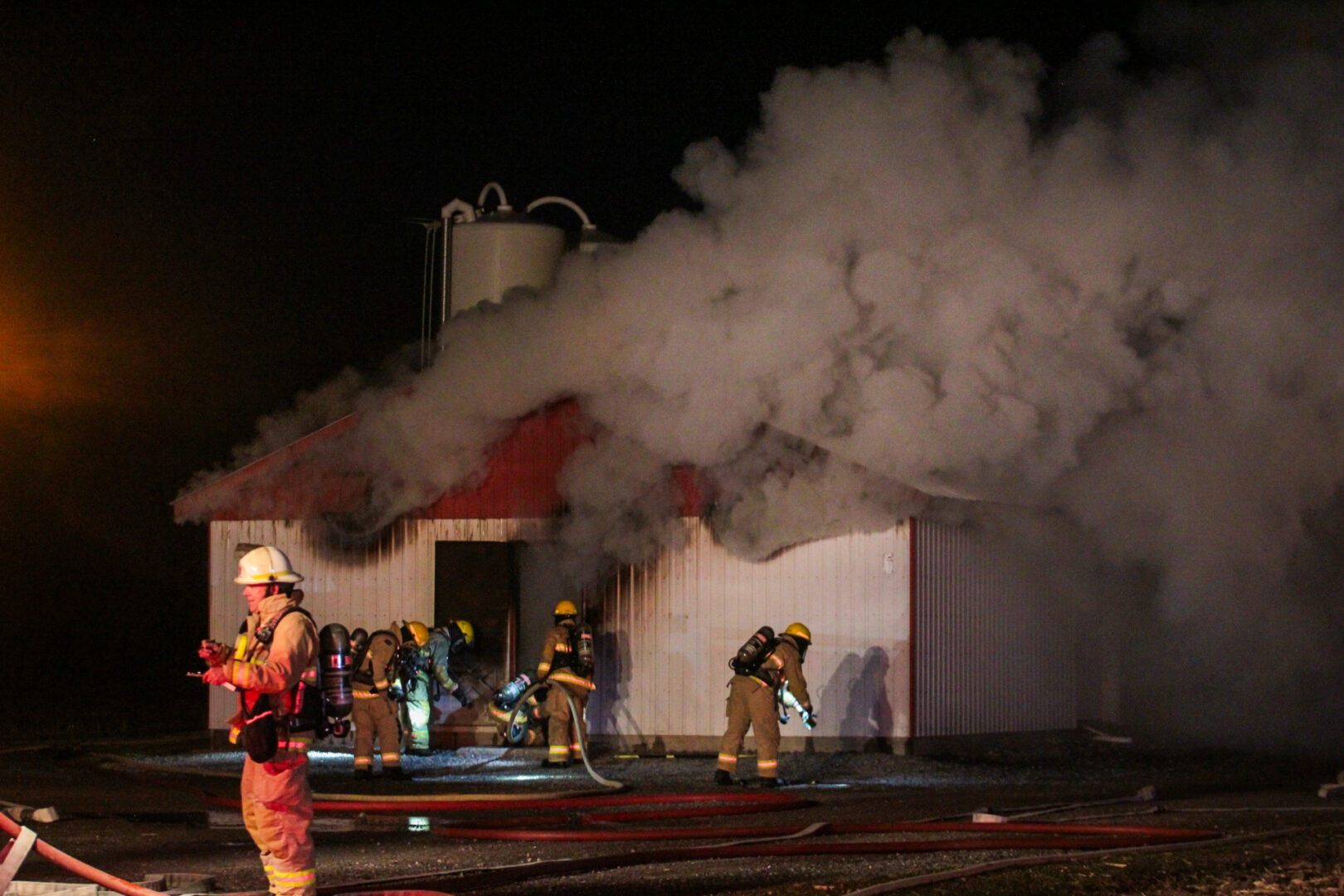 Les pompiers ont réussi à limiter l’incendie à un seul bâtiment en abattant, à l’aide du propriétaire, la passerelle qui reliait les deux porcheries. Photo Adam Bolestridge | Le Courrier ©