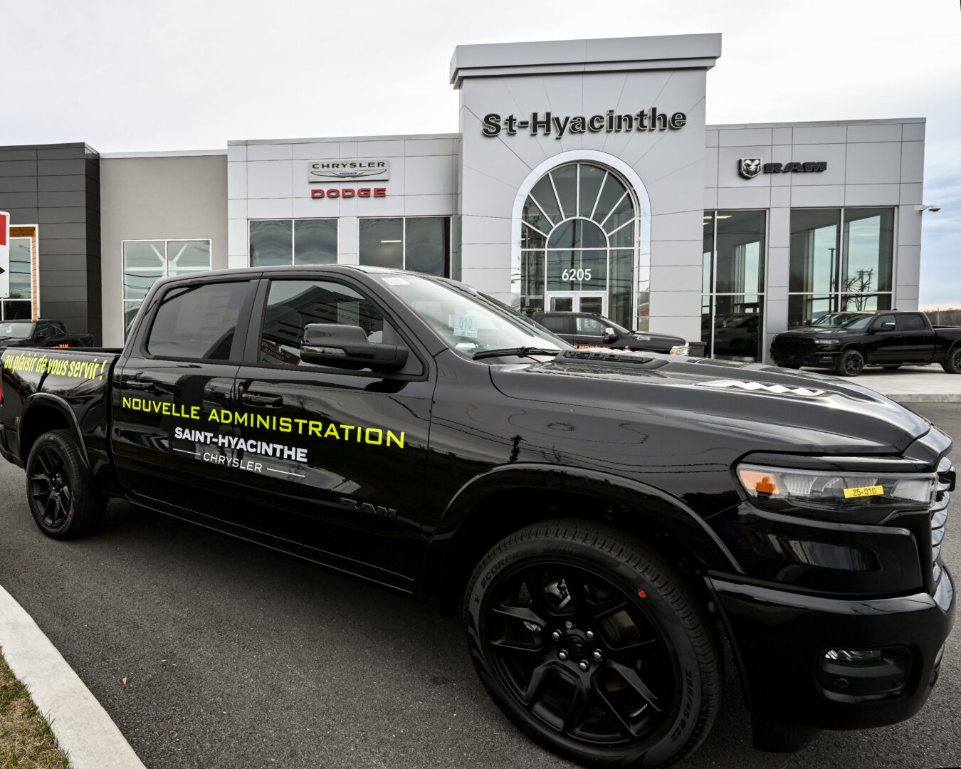 Le concessionnaire automobile, situé dans le secteur Douville, propose des véhicules Chrysler, Dodge, Jeep et RAM, neufs et usagés. Photo François Larivière | Le Courrier ©