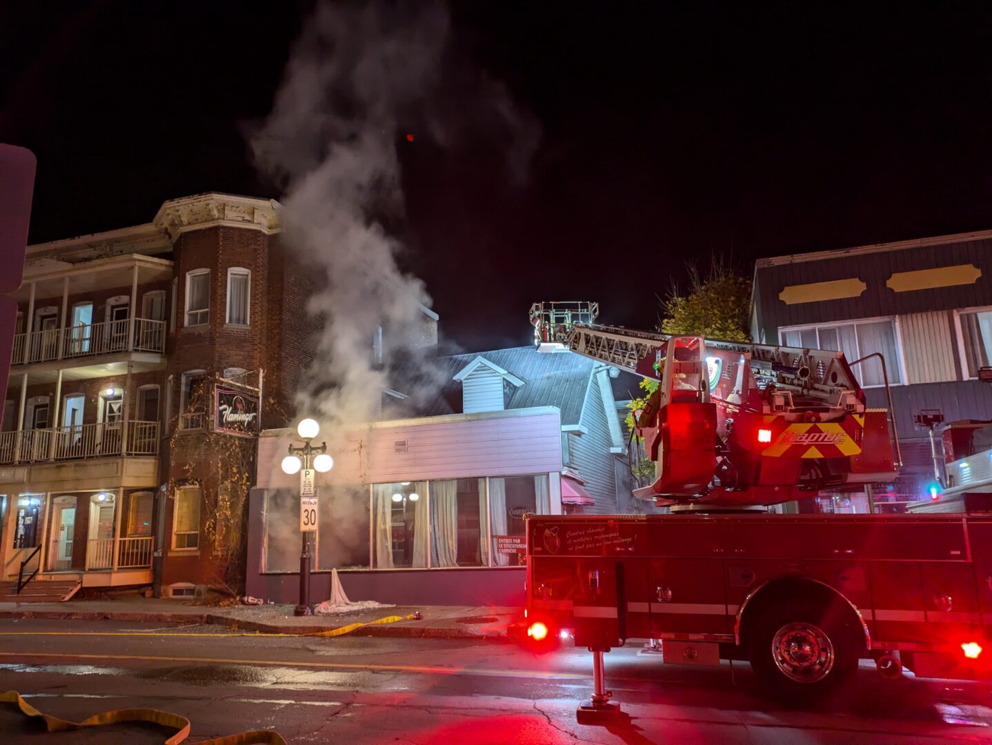 Un important incendie d’origine criminelle a endommagé le Cabaret Flamingo, le 9 novembre, vers 5h. Photo Adam Bolestridge | Le Courrier ©