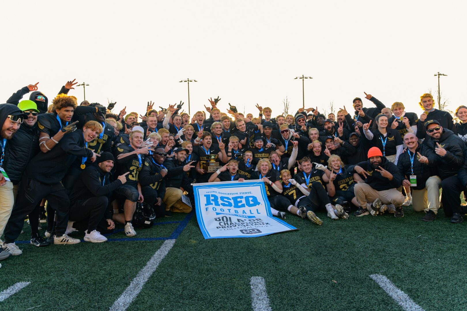 Les Lauréats du Cégep de Saint-Hyacinthe ont triomphé 40 à 17 en finale de la division 2 de football collégial pour mettre la main sur leur deuxième Bol d’Or de suite. Photo Éric Massicotte - RSEQ