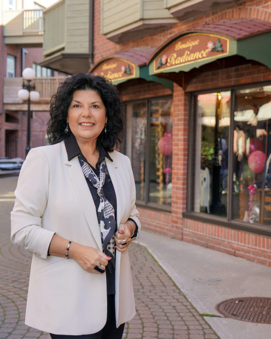 Quarante ans après l’ouverture de la Boutique Radiance, sa propriétaire, Sylvie Vallières, est toujours aussi passionnée. Photo François Larivière | Le Courrier ©