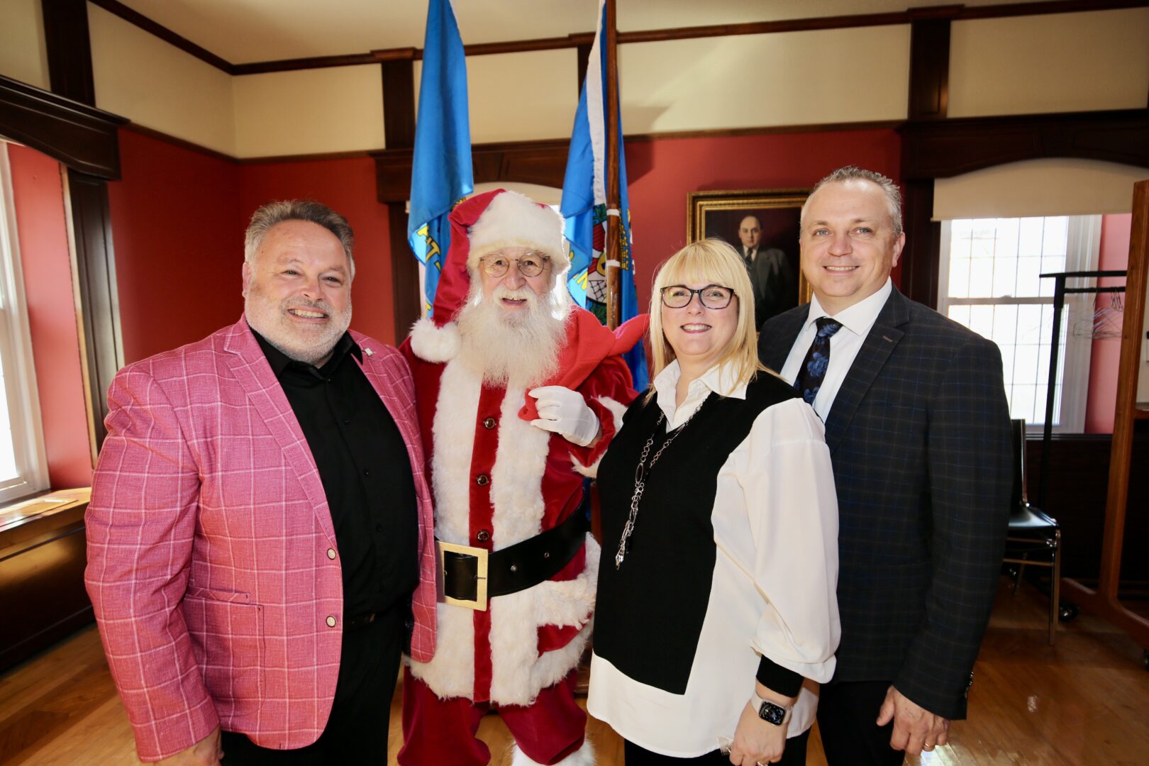 Le maire de Saint-Hyacinthe, André Beauregard, et Patrick Cordeau et Claudine Ménard, les propriétaires de la boutique Raoul Chagnon, présentateur officiel de la Magie de Noël, en compagnie du père Noël. Photo Robert Gosselin | Le Courrier ©