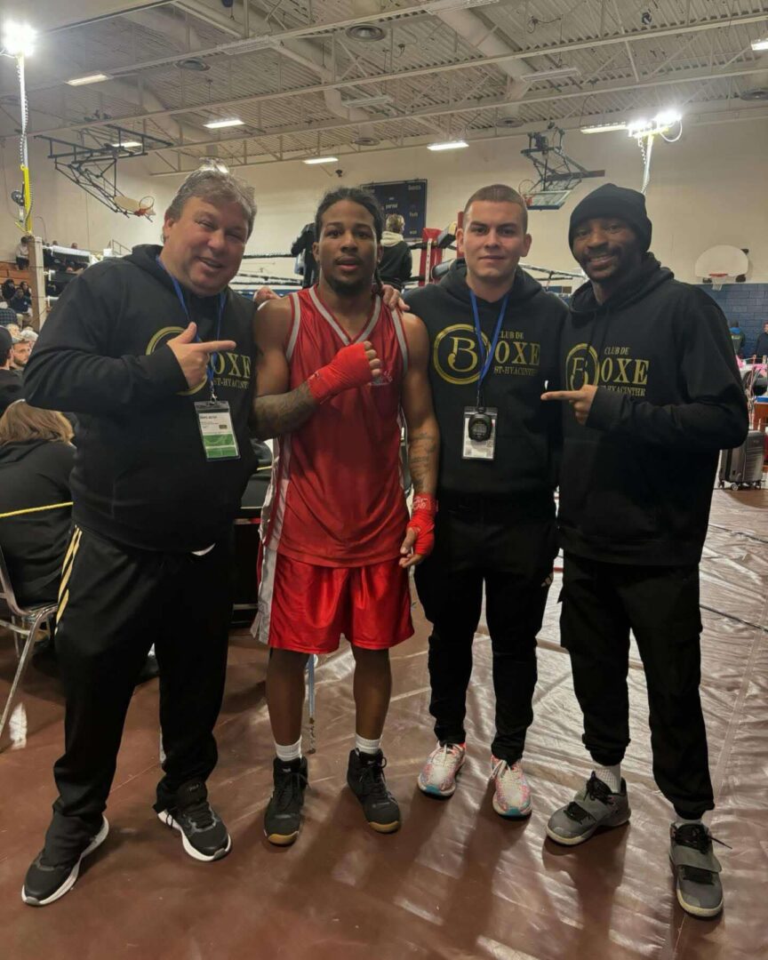 Joan Féliz (deuxième à partir de la gauche) et John Mahoro (dernier à droite) ont défendu les couleurs du Québec et du Club de boxe de Saint-Hyacinthe au championnat canadien de l’élite et des moins de 23 ans. On les voit en compagnie des entraîneurs Marc Seyer et Anthony Seyer. Photo gracieuseté