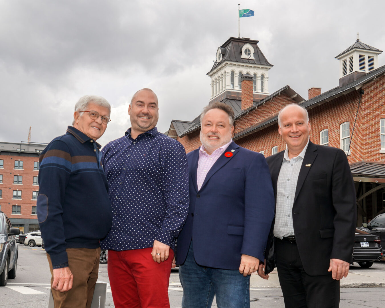 Serge Audette, membre du conseil d’administration de la Caisse Desjardins de la Région de Saint-Hyacinthe, André Marcotte, directeur de la SDC centre-ville Saint-Hyacinthe, André Beauregard, maire de Saint-Hyacinthe, et Simon Giard, préfet de la MRC des Maskoutains, ont dévoilé la programmation de la 5e édition du Marché de Noël de Saint-Hyacinthe. Photo François Larivière | Le Courrier ©