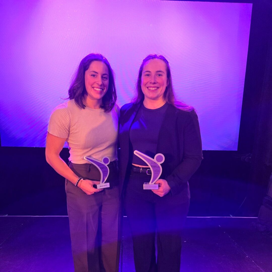 L’haltérophile maskoutaine Charlotte Simoneau (à droite) a été élue athlète féminine de niveau canadien au Gala Sports Québec. Sur la photo, on la voit en compagnie de l’haltérophile Maude Charron, médaillée d’argent aux Jeux olympiques de Paris, qui a été la récipiendaire du prix de l’athlète féminine internationale de l’année. Photo Fédération d’haltérophilie du Québec