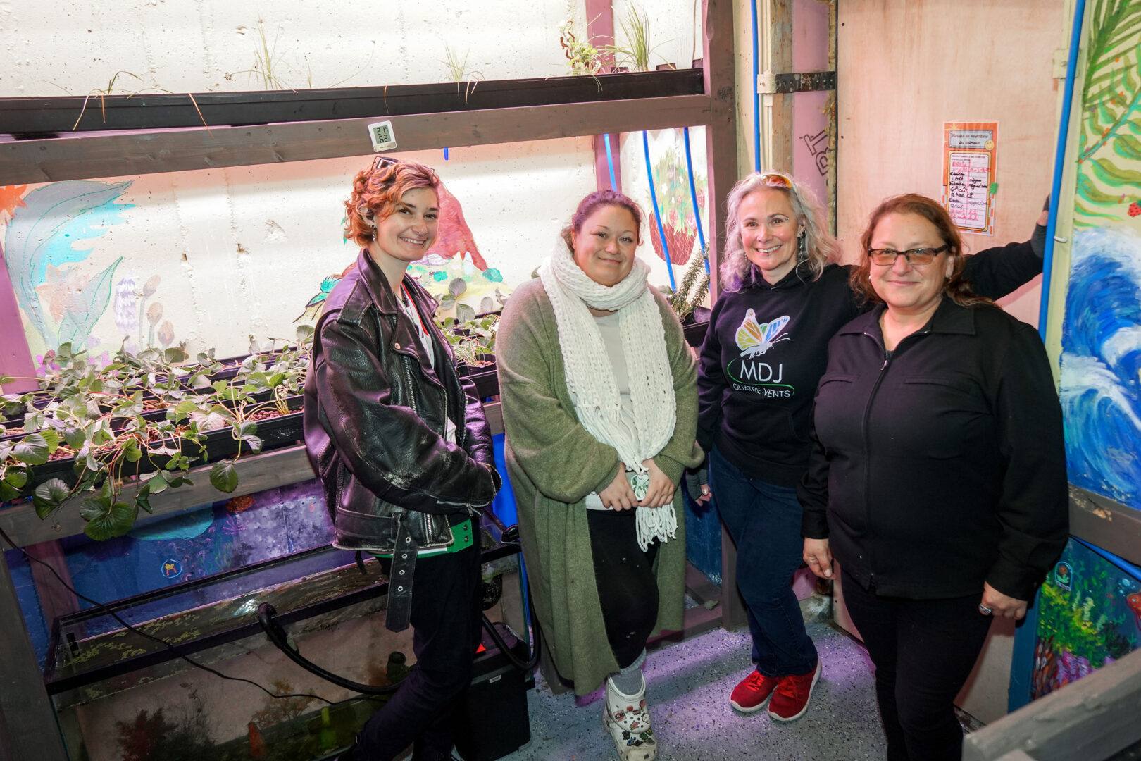 La directrice de la Maison des jeunes des Quatre-Vents, Annick Corbeil (deuxième à droite), en compagnie des principales instigatrices du projet de chambre d’aquaponie. Photo François Larivière | Le Courrier ©