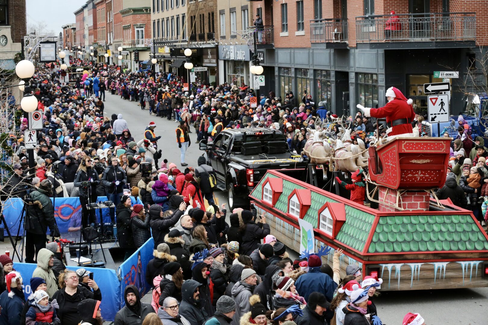 Selon les estimations, près de 15 000 spectateurs se sont déplacés sur la rue des Cascades, le 24 novembre, pour assister au grand retour de la Magie de Noël.Photo Robert Gosselin | Le Courrier ©