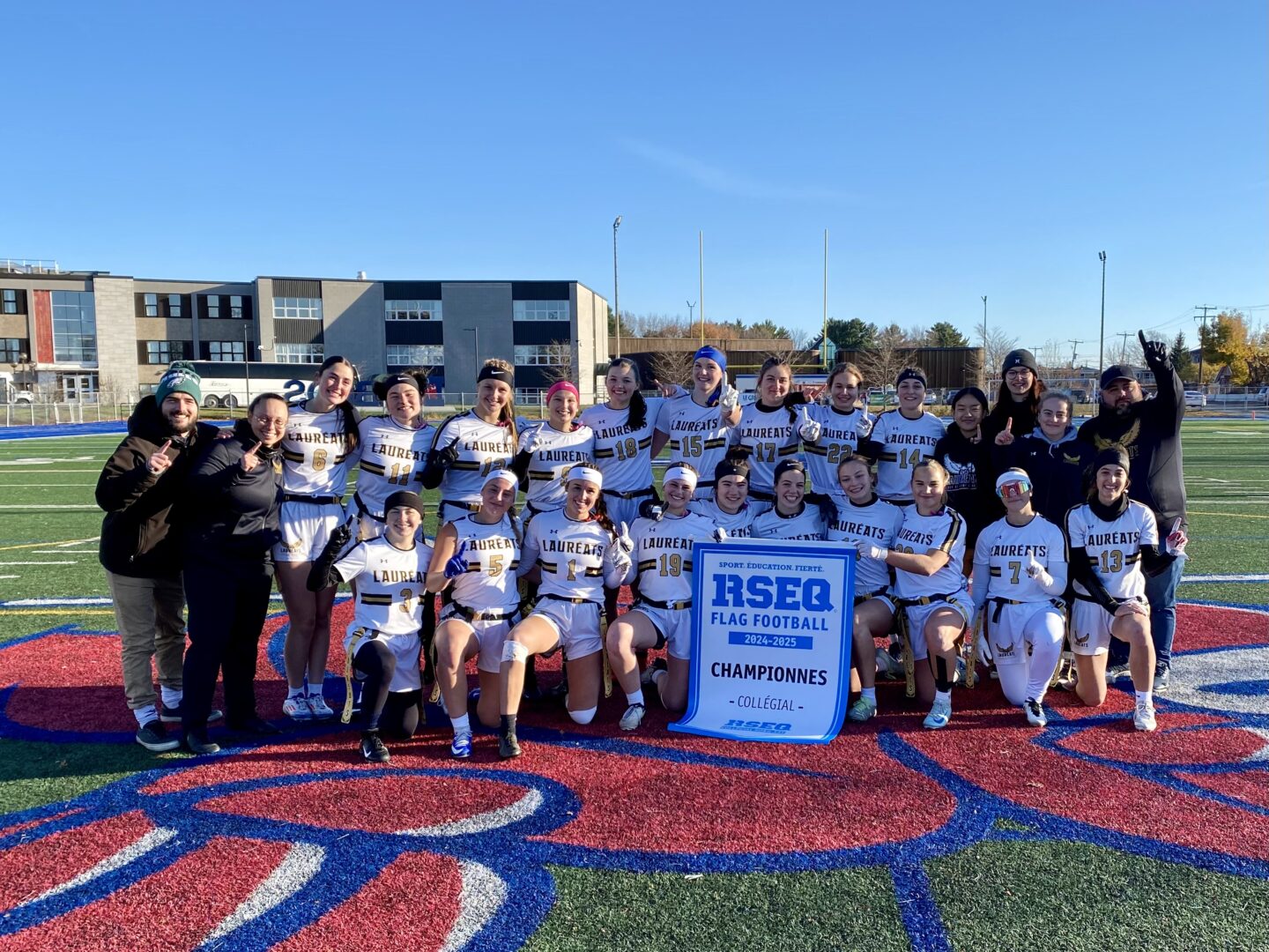 L’équipe de flag football féminin des Lauréats du Cégep de Saint-Hyacinthe est championne pour une troisième année consécutive dans sa division. Photo fournie par les Lauréats du Cégep de Saint-Hyacinthe