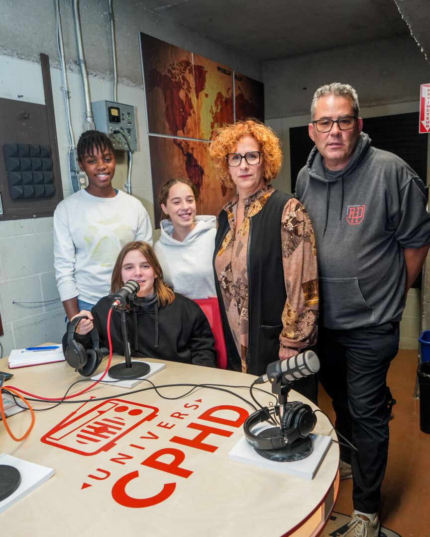 Les étudiantes Oumou Dramé, Éloïse Chevalier et Myka Olivia St-Louis en compagnie de la directrice Isabelle Guertin et de l’enseignant Yanick Poulin lors du lancement de la radio étudiante de la polyvalente Hyacinthe-Delorme, CPHD. Photo François Larivière | Le Courrier ©