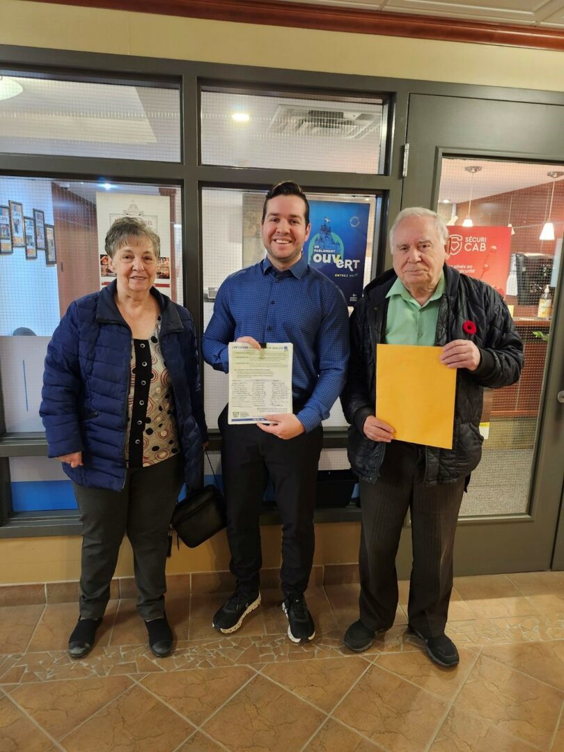 Françoise Savoie et Roland Anctil, membres du comité consultatif des résidents de l’Office d’habitation des Maskoutains et d’Acton, en compagnie de l’attaché politique de Chantal Soucy, députée de Saint-Hyacinthe. Photo gracieuseté